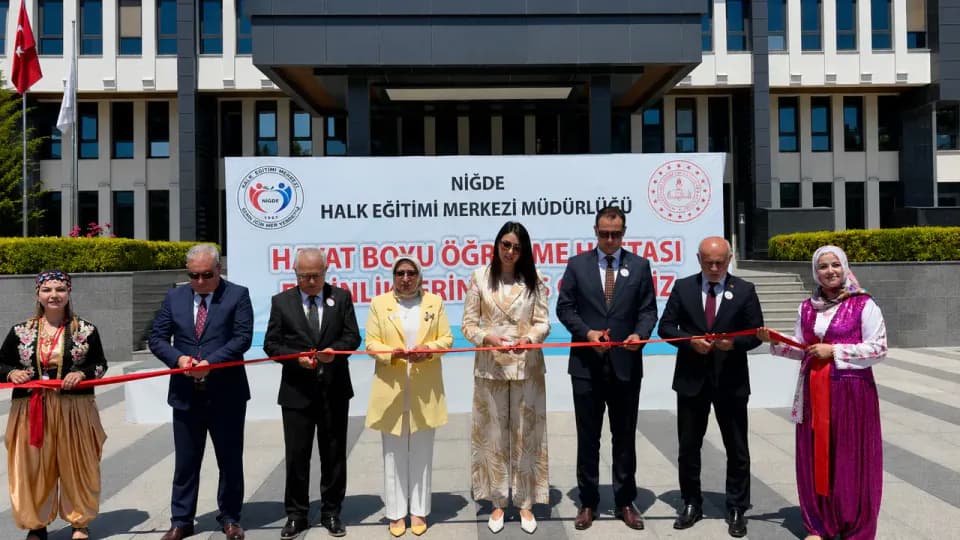 Niğde'de Binlerce Kursiyerin El Emeği Meydanda Sergilendi görseli