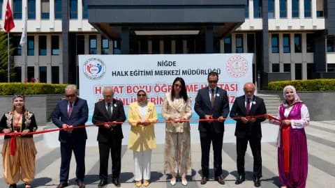 Niğde'de Binlerce Kursiyerin El Emeği Meydanda Sergilendi