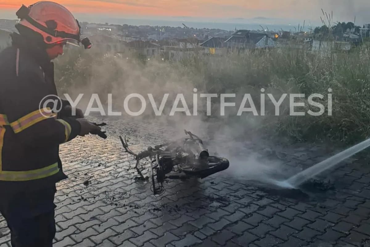 Yalova'da Korkutan Motosiklet Yangını: Geriye Sadece İskeleti Kaldı