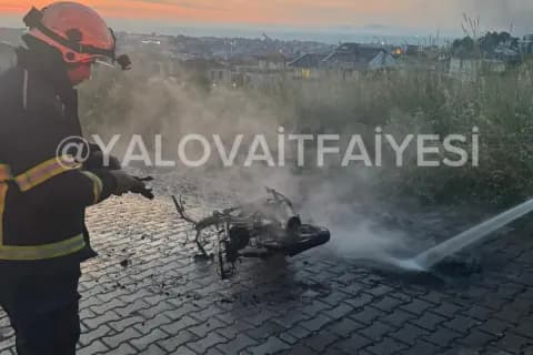 Yalova'da Korkutan Motosiklet Yangını: Geriye Sadece İskeleti Kaldı