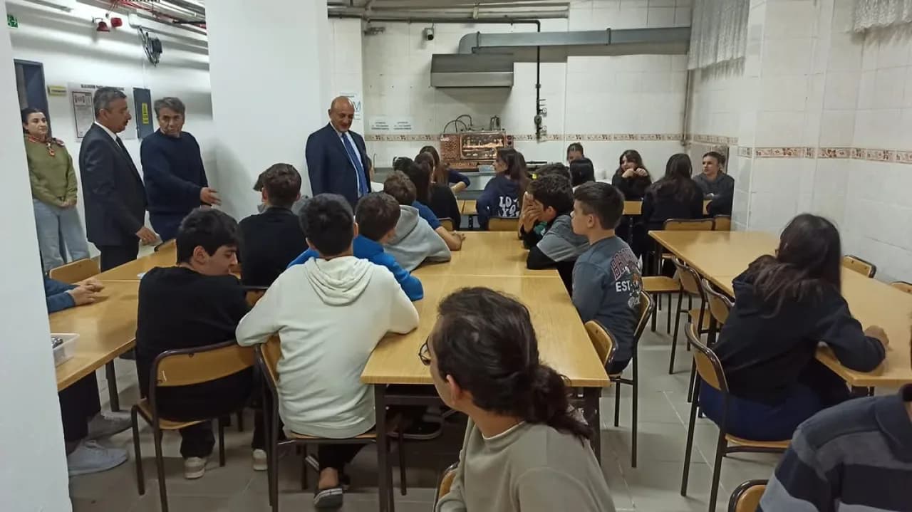Beylikdüzü İlçe Milli Eğitim Müdürü'nden Öğrencilerle Sıcak Sohbet Beylikdüzü İlçe Milli Eğitim Müdürü'nden Öğrencilerle Sıcak Sohbet