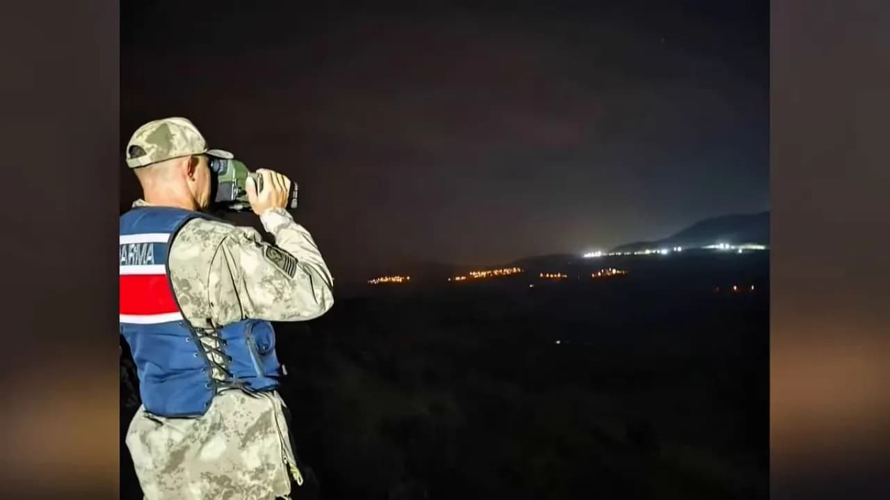 Türkiye'de Düzensiz Göç Operasyonu: 29 Kaçakçı ve 687 Göçmen Yakalandı Türkiye'de Düzensiz Göç Operasyonu: 29 Kaçakçı ve 687 Göçmen Yakalandı