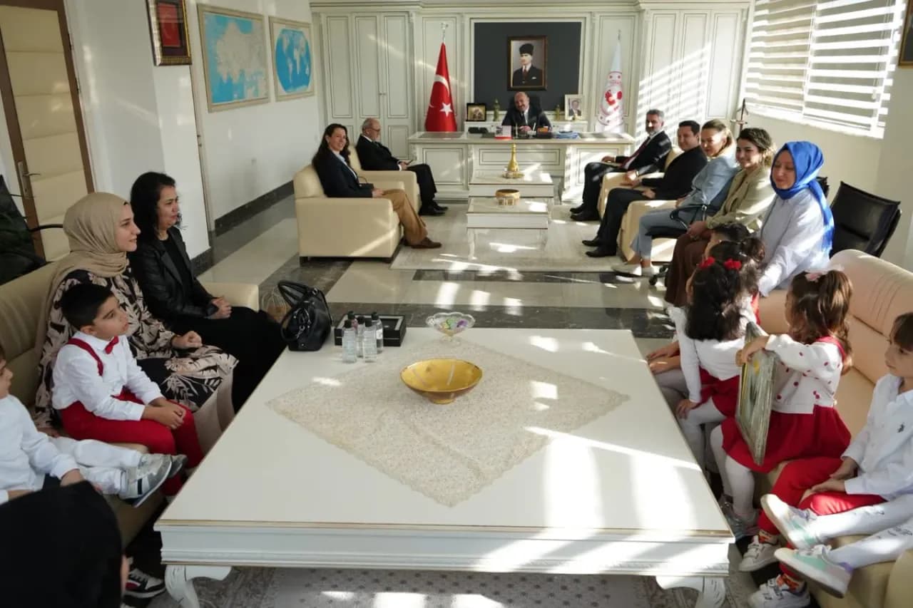 Kartal'da Öğretmenler Günü Coşkusu Kaymakamlık Ziyaretiyle Başladı Kartal'da Öğretmenler Günü Coşkusu Kaymakamlık Ziyaretiyle Başladı