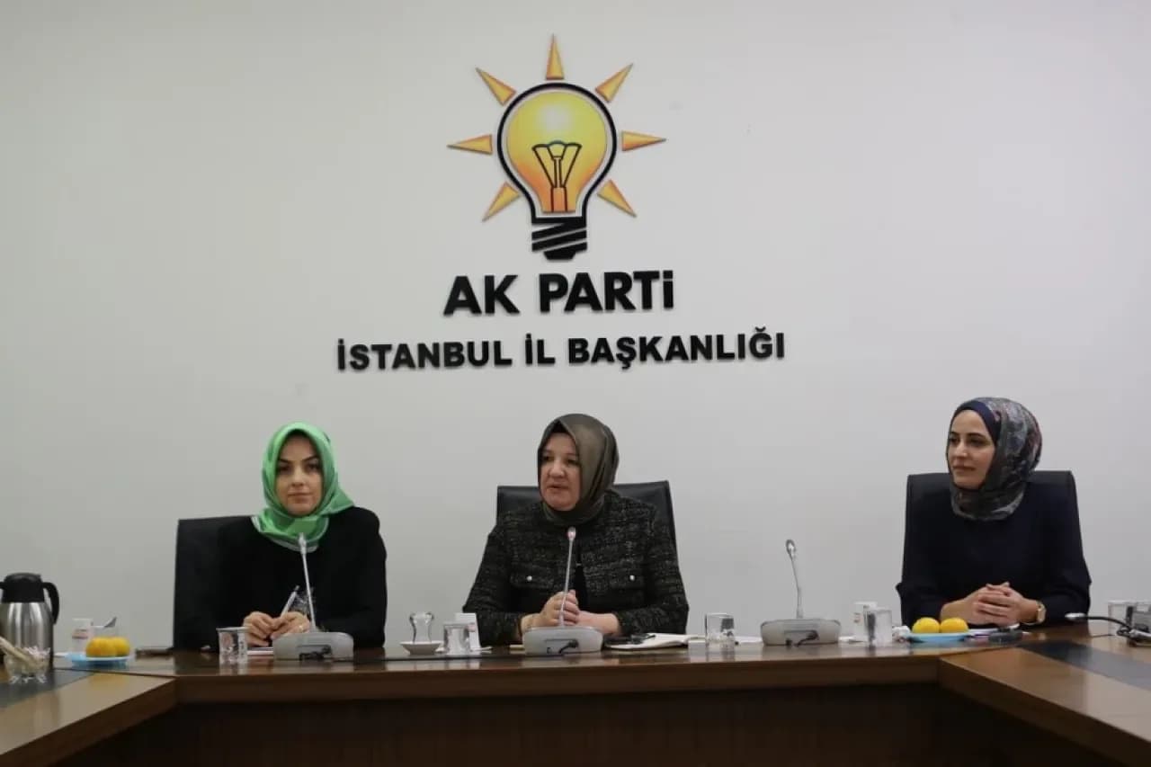 AK Parti İstanbul Kadın Kolları Kültür ve Sanat Politikaları Toplantısı Yapıldı AK Parti İstanbul Kadın Kolları Kültür ve Sanat Politikaları Toplantısı Yapıldı