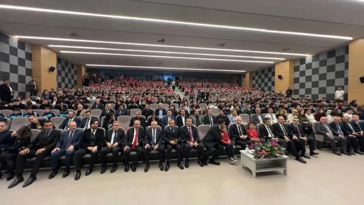 Spor Şehri İstanbul Projesi ile 821 Bin Öğrenciye Milli Forma Desteği Spor Şehri İstanbul Projesi ile 821 Bin Öğrenciye Milli Forma Desteği
