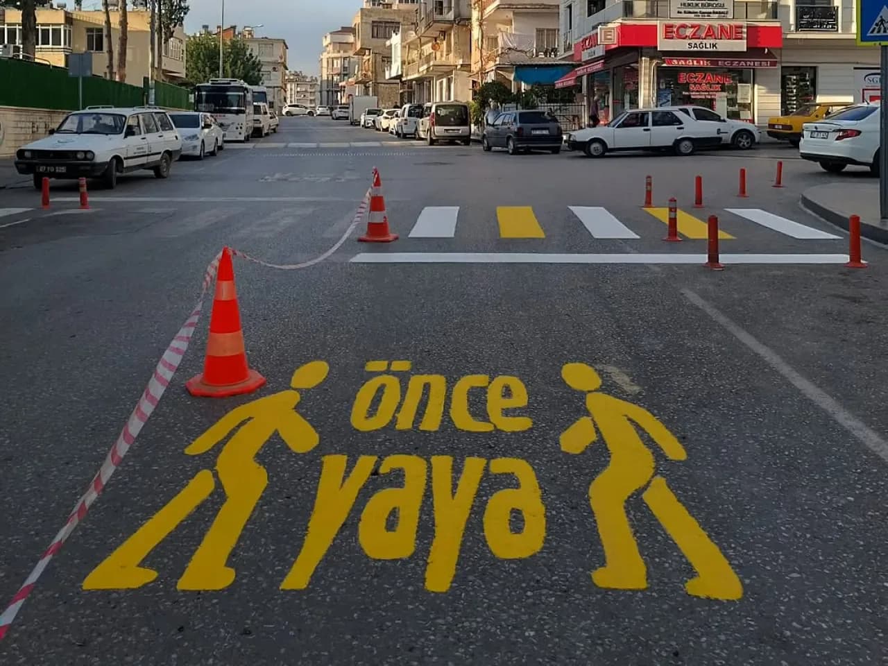 Serik'te Okul Önlerinde Güvenli Ulaşım İçin Yaya Geçidi Çalışmaları