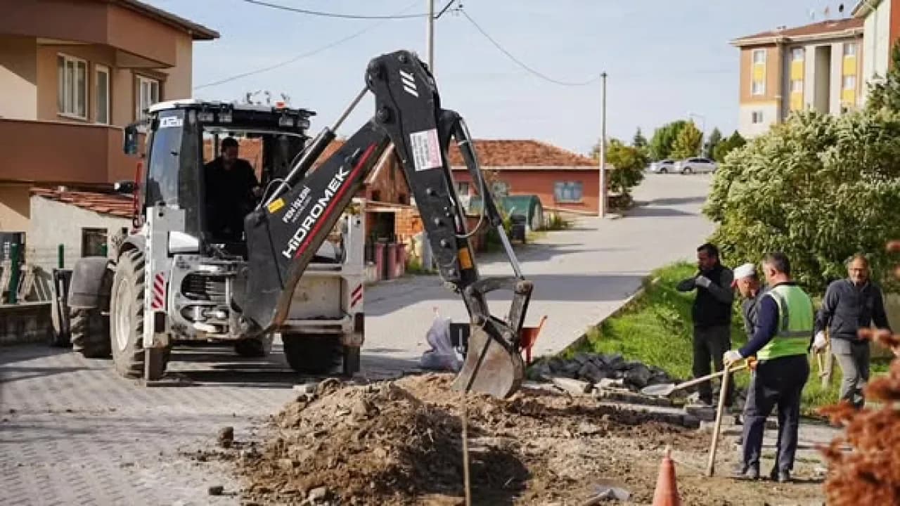 Sındırgı'da Altyapı ve Çevre Düzenlemesi: Eş Zamanlı Çalışmalar Hız Kesmiyor