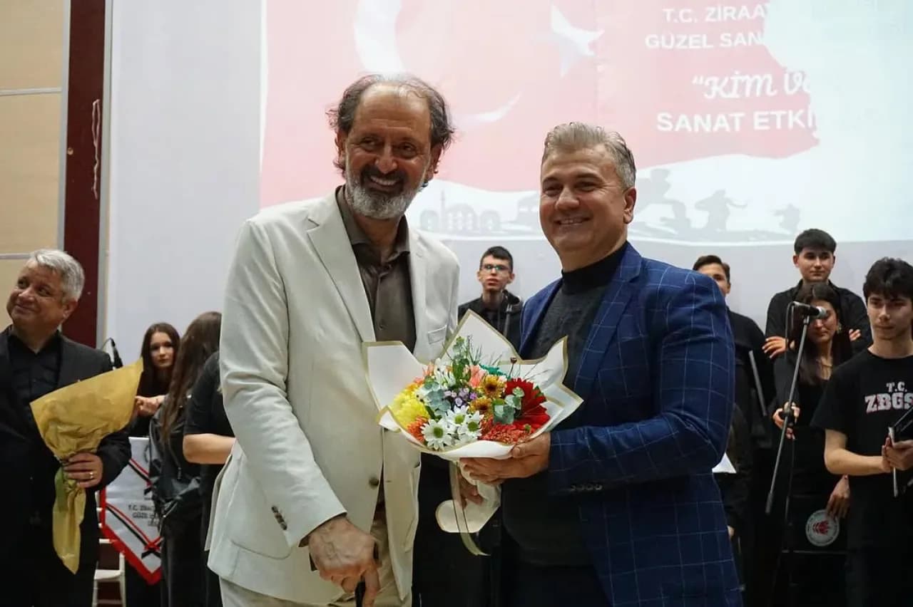 Balıkesir'de "Kim Var?" Sanat Etkinliği'nde Yücel Arzen Hacıoğulları Konseri Balıkesir'de "Kim Var?" Sanat Etkinliği'nde Yücel Arzen Hacıoğulları Konseri