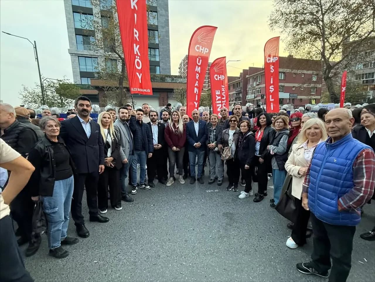 CHP'li Kadınlar TRT Önünde Basın Açıklaması Yaptı