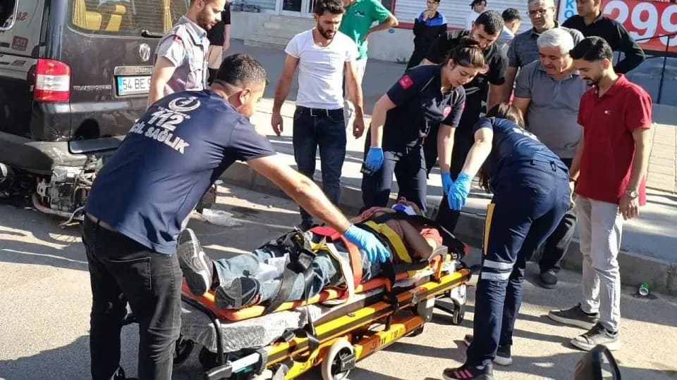 Midyat'ta Okul Önünde Kaza: Otomobil ile Motosiklet Çarpıştı görseli