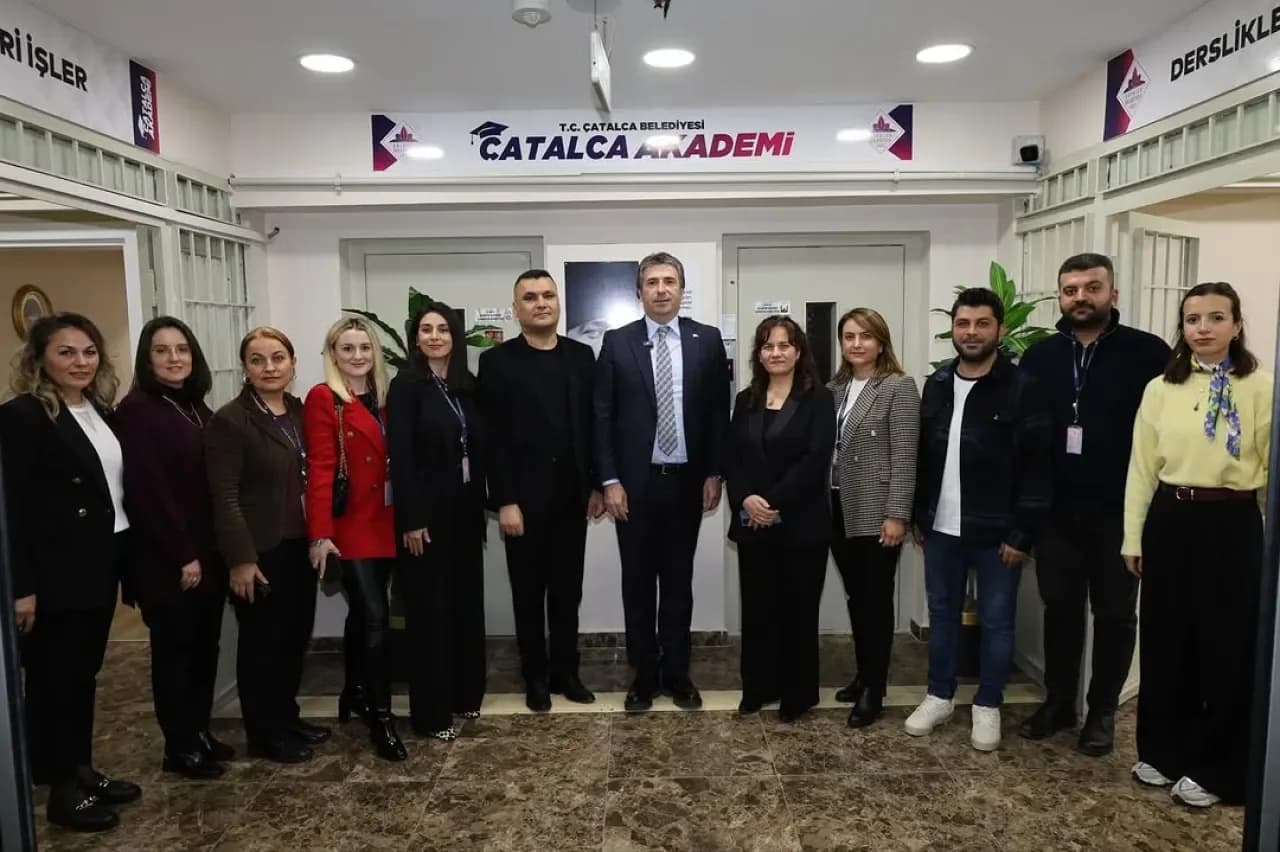 Çatalca Belediye Başkanı Erhan Güzel, Öğretmenler Günü'nü Çatalca Akademi'de Kutladı Çatalca Belediye Başkanı Erhan Güzel, Öğretmenler Günü'nü Çatalca Akademi'de Kutladı