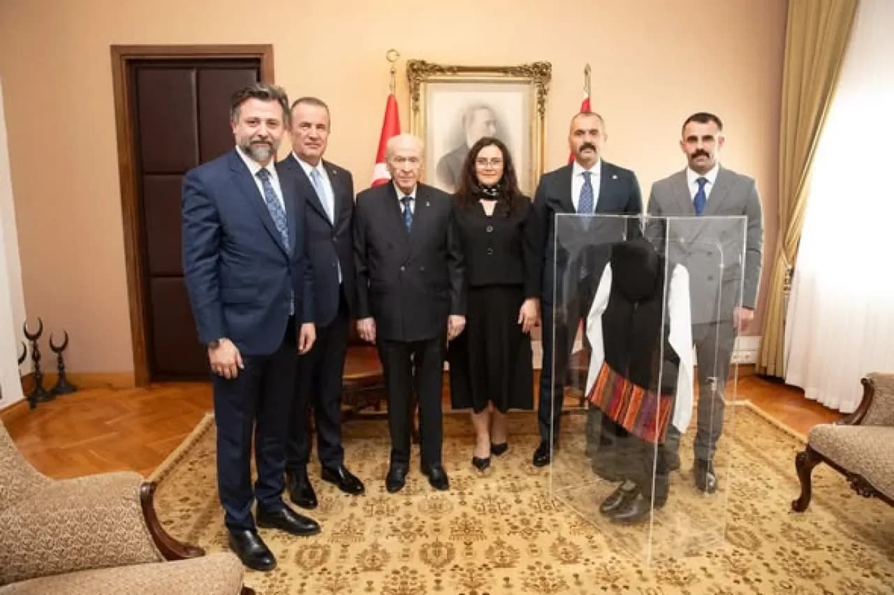 Antalya Milletvekili Bahçeli'yi Meclis'te Ziyaret Etti Antalya Milletvekili Bahçeli'yi Meclis'te Ziyaret Etti