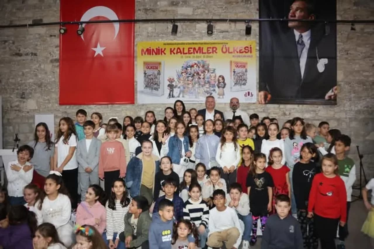 İzmir Urla'da Minik Yazarların Büyük Hayalleri Kitap Oldu İzmir Urla'da Minik Yazarların Büyük Hayalleri Kitap Oldu
