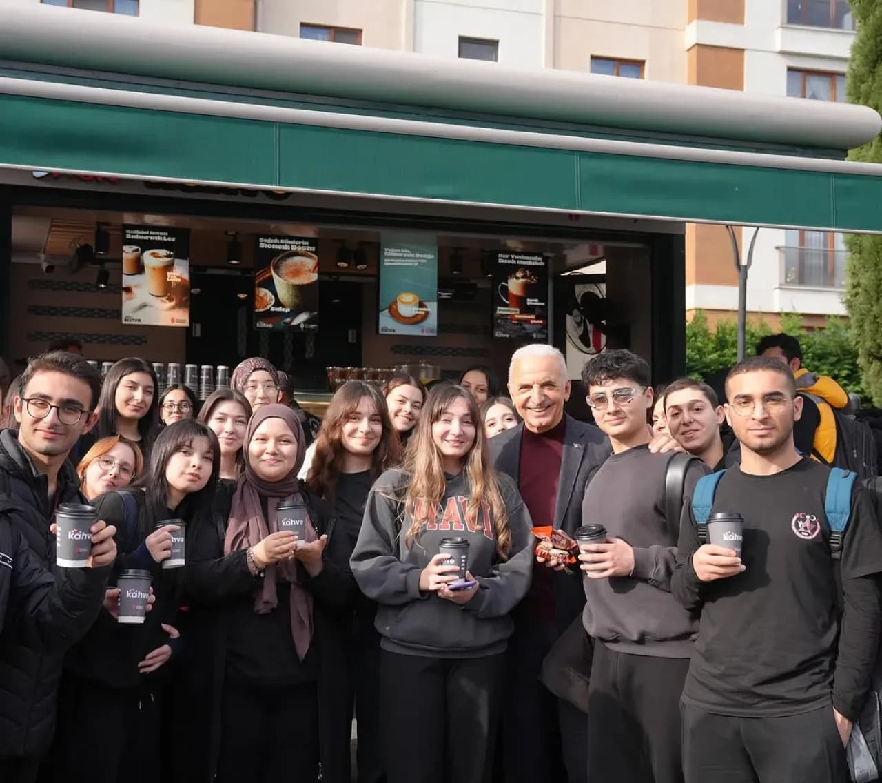 Ümraniye Belediye Başkanı Yıldırım, Gençlerle Unutulmaz Bir Buluşma Gerçekleştirdi