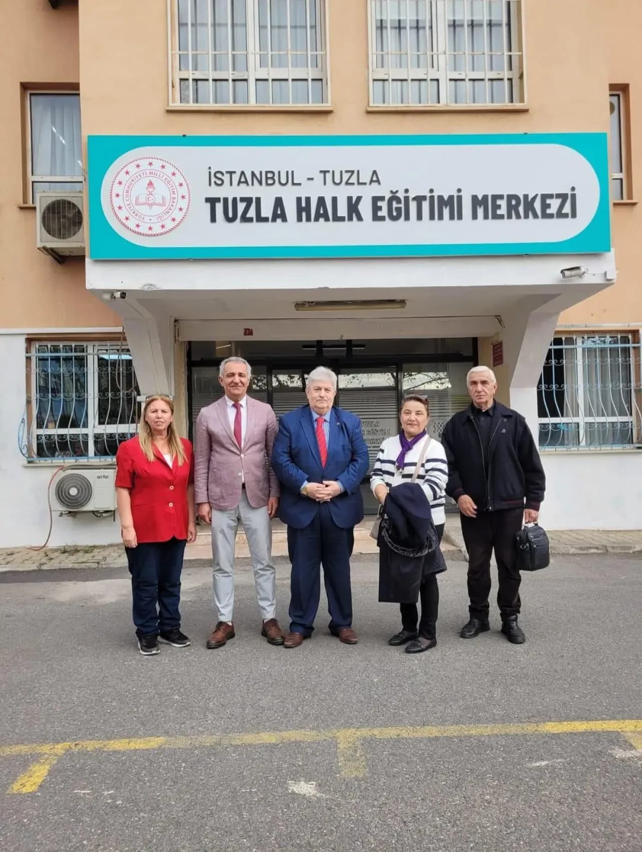Tuzla Halk Eğitimi Merkezi Müdürü'ne Teşekkür Plaketi Verildi Tuzla Halk Eğitimi Merkezi Müdürü'ne Teşekkür Plaketi Verildi