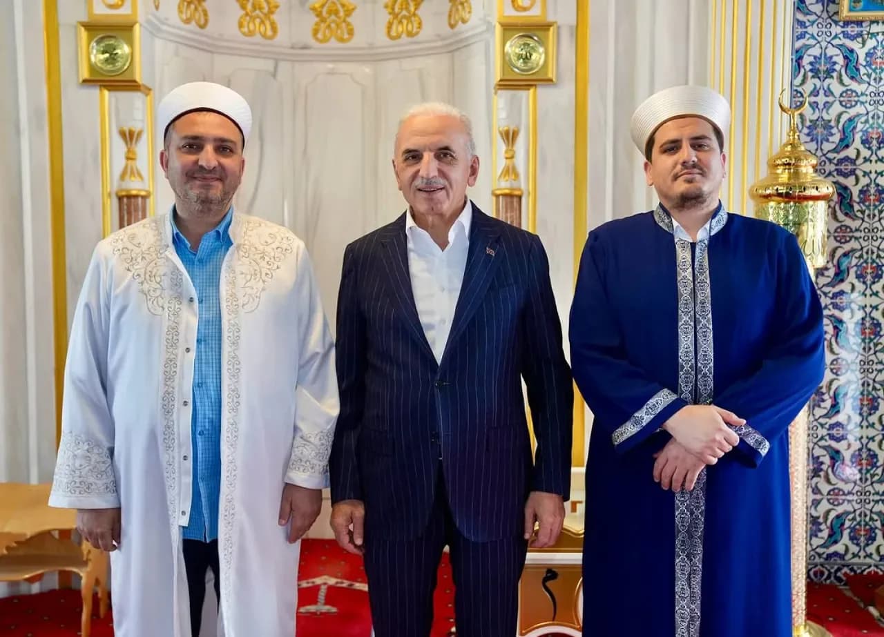 İstanbul Ümraniye Belediye Başkanı Yıldırım, Cuma Namazının Ardından Cemaatle Bir Araya Geldi