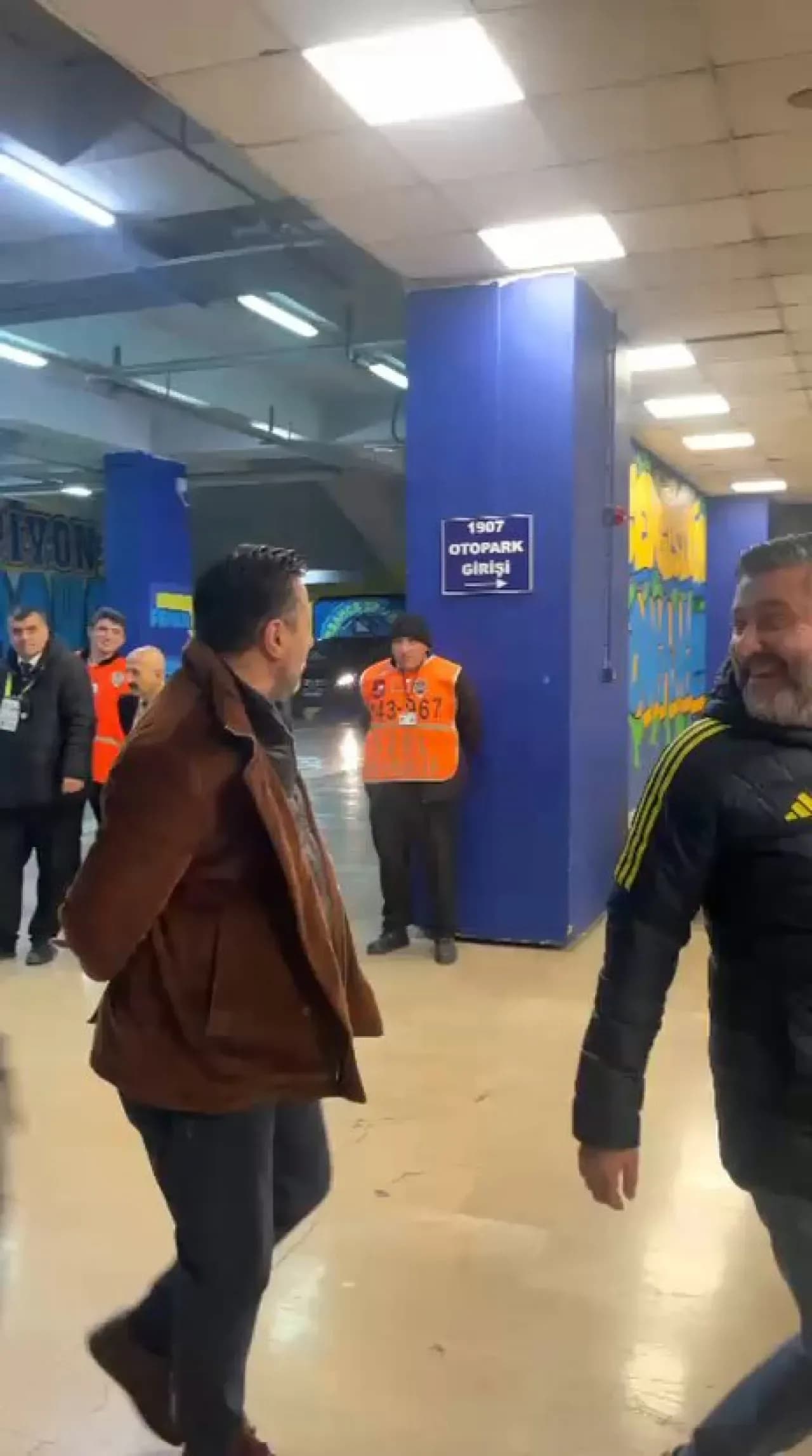 Fenerbahçeli Eski Futbolcular Derbi Heyecanını Tribünde Yaşadı