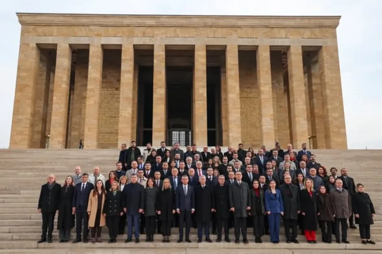 Cumhuriyet Halk Partisi'nin Yeni Yönetimi Anıtkabir'de Cumhuriyet Halk Partisi'nin Yeni Yönetimi Anıtkabir'de
