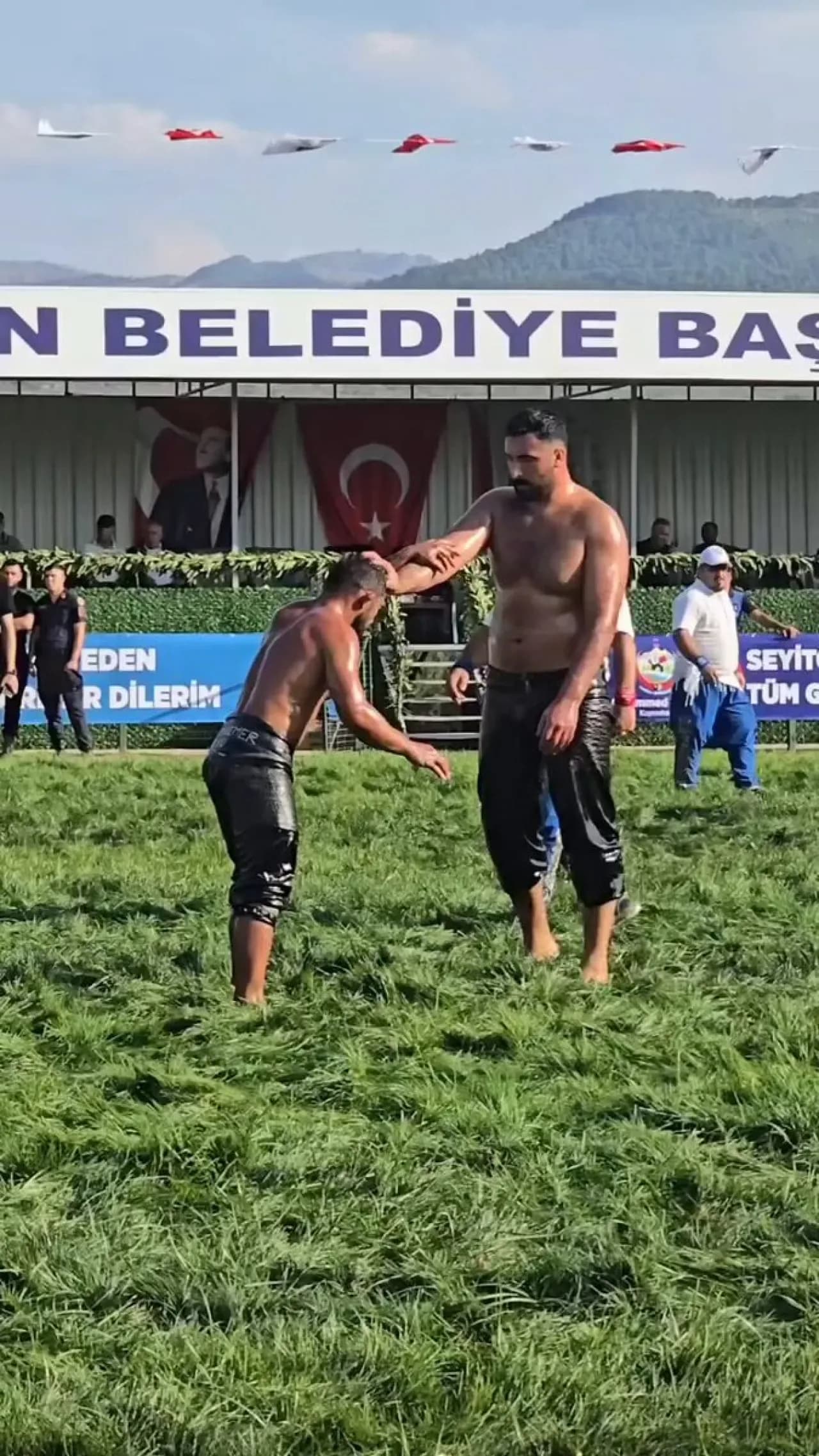 Cemal Cumbur Havran 8. Seyit Onbaşı Yağlı Güreşleri'nde Siklet Farkı Göz Kamaştırdı Cemal Cumbur Havran 8. Seyit Onbaşı Yağlı Güreşleri'nde Siklet Farkı Göz Kamaştırdı