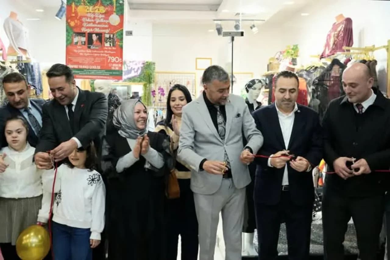 Tubiş Giyim'in Göksu AVM'deki Açılışına MHP'li Üst Düzey Katılım