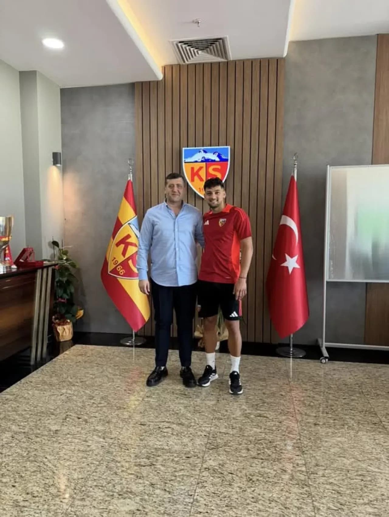 MHP'li Baki Ersoy, Cezalı Futbolcu Abdulsamet Burak'ın Maaşını Üstlenecek MHP'li Baki Ersoy, Cezalı Futbolcu Abdulsamet Burak'ın Maaşını Üstlenecek