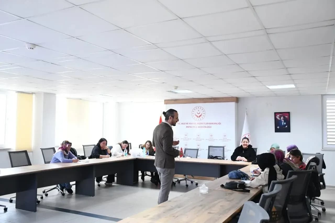 Aile ve Sosyal Hizmetler Antalya İl Müdürlüğü Personeline "Geleceğe Sağlam Adımlar" Eğitimi Aile ve Sosyal Hizmetler Antalya İl Müdürlüğü Personeline "Geleceğe Sağlam Adımlar" Eğitimi