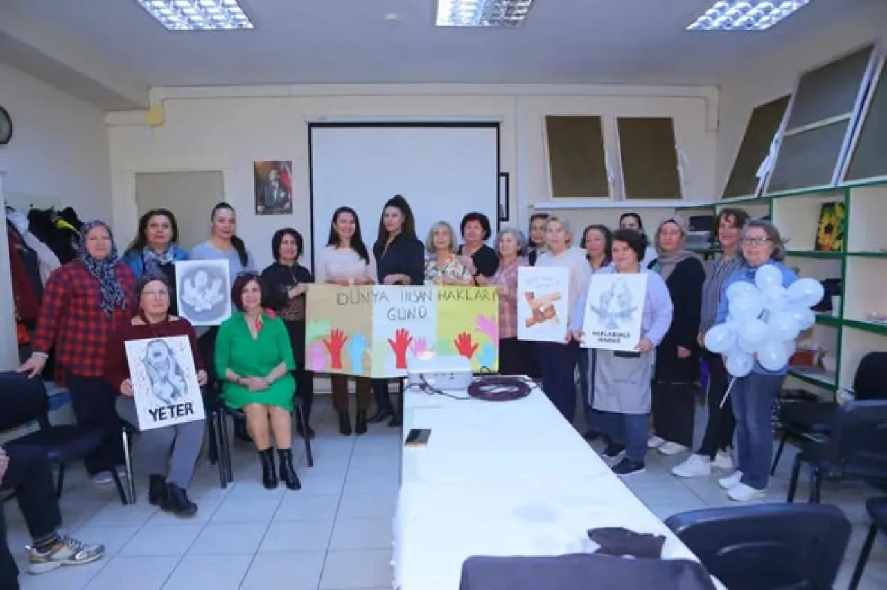 Bayraklı Belediyesi'nden Kadın Kursiyerlere İnsan Hakları Eğitimi Bayraklı Belediyesi'nden Kadın Kursiyerlere İnsan Hakları Eğitimi