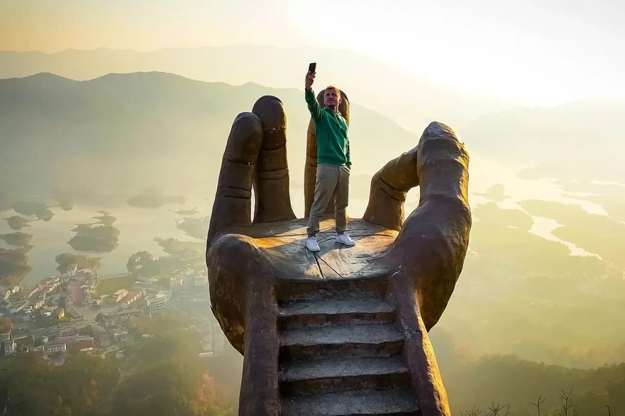 Yangxin'deki Buddha's Hand Heykeli Ziyaretçi Akınına Uğruyor