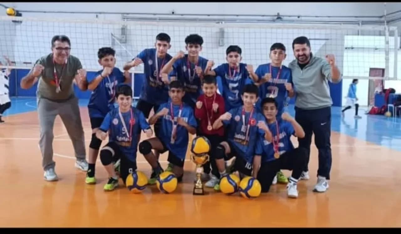 Elbistan Ortaokulu Voleybol Takımı Üçüncü Kez İl Şampiyonu Elbistan Ortaokulu Voleybol Takımı Üçüncü Kez İl Şampiyonu