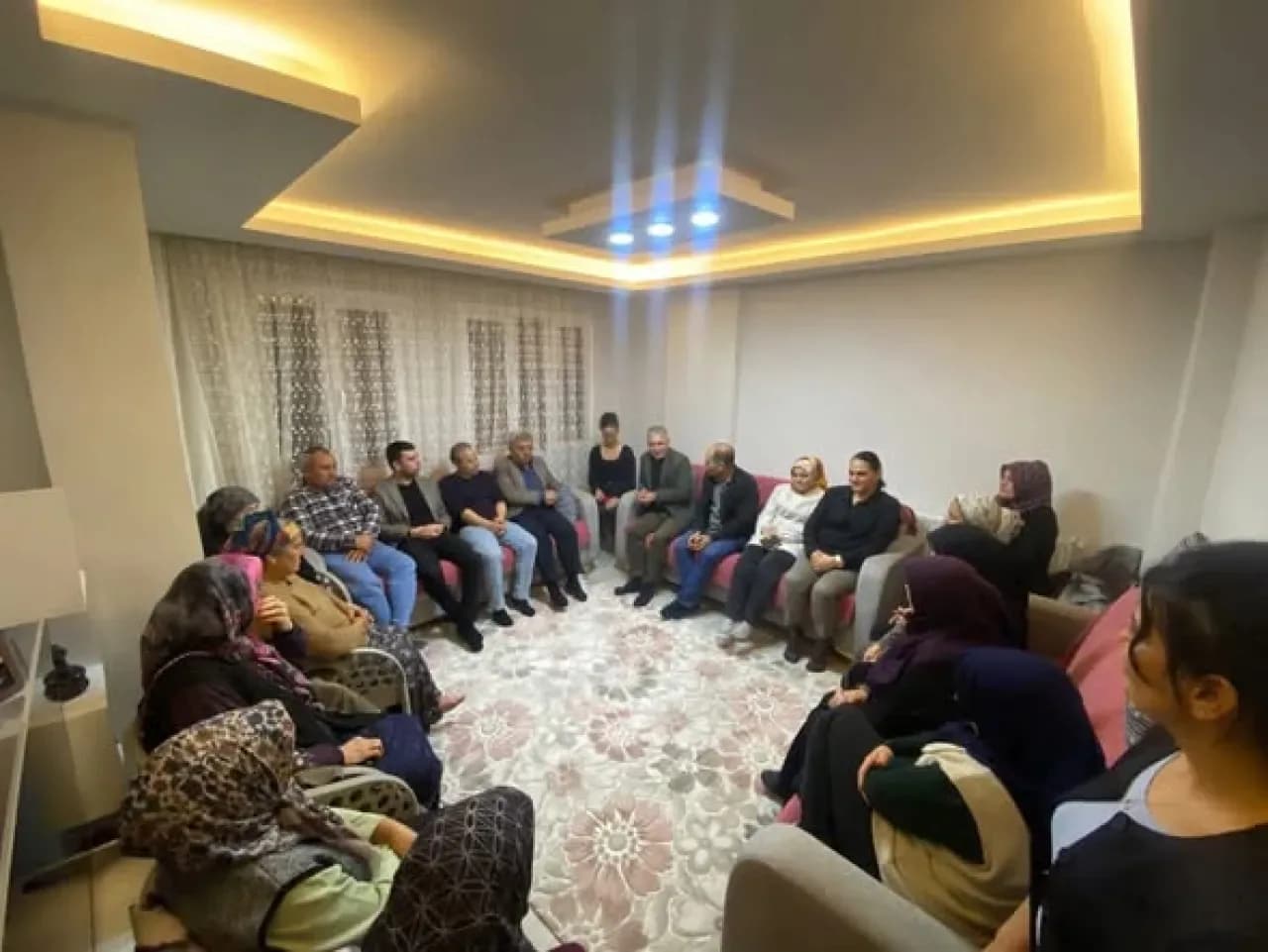 MHP Sarıçam'dan Esentepe Mahallesi'nde Komşu Ziyaretleri MHP Sarıçam'dan Esentepe Mahallesi'nde Komşu Ziyaretleri