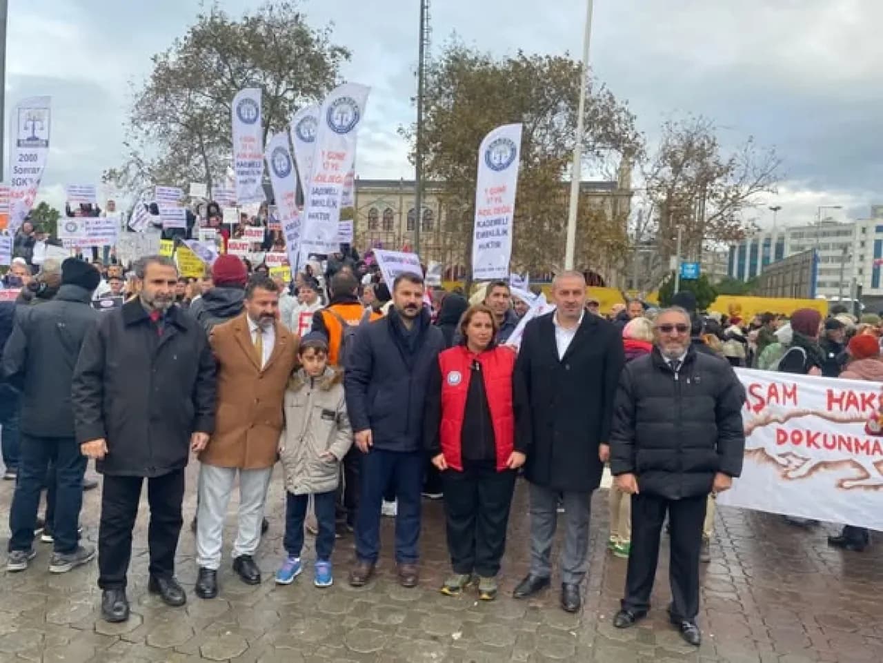 Yeniden Refah Partisi, EMMADER'in Emeklilikte Adalet Arayanlar Basın Açıklamasına Destek Verdi Yeniden Refah Partisi, EMMADER'in Emeklilikte Adalet Arayanlar Basın Açıklamasına Destek Verdi