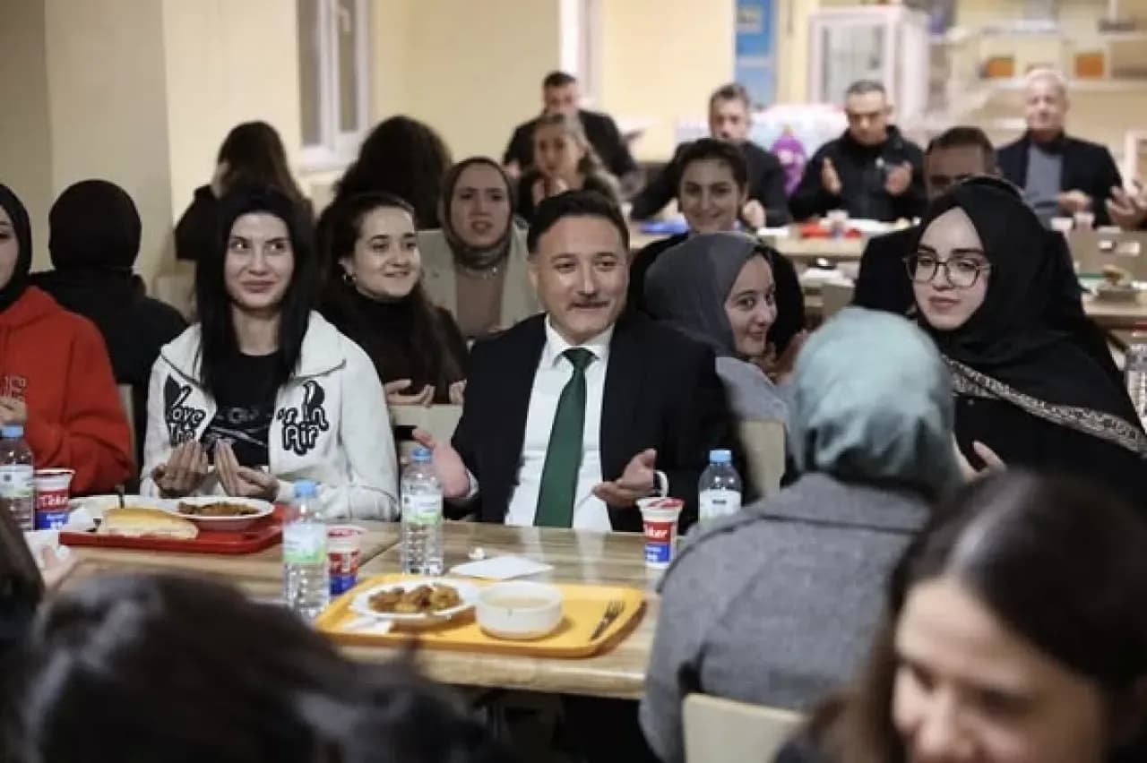 Kayseri Valisi Gökmen Çiçek, Hunat Hatun Kız Öğrenci Yurdu'nda Gençlerle Buluştu Kayseri Valisi Gökmen Çiçek, Hunat Hatun Kız Öğrenci Yurdu'nda Gençlerle Buluştu