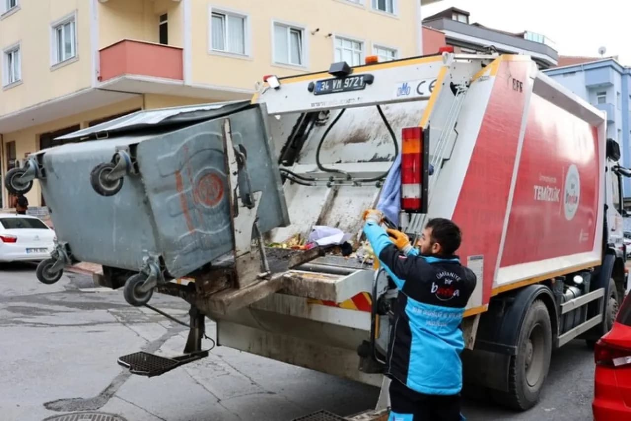 Ümraniye'de Temizlik Seferberliği: Çöp Toplama Çalışmaları Aralıksız Devam Ediyor