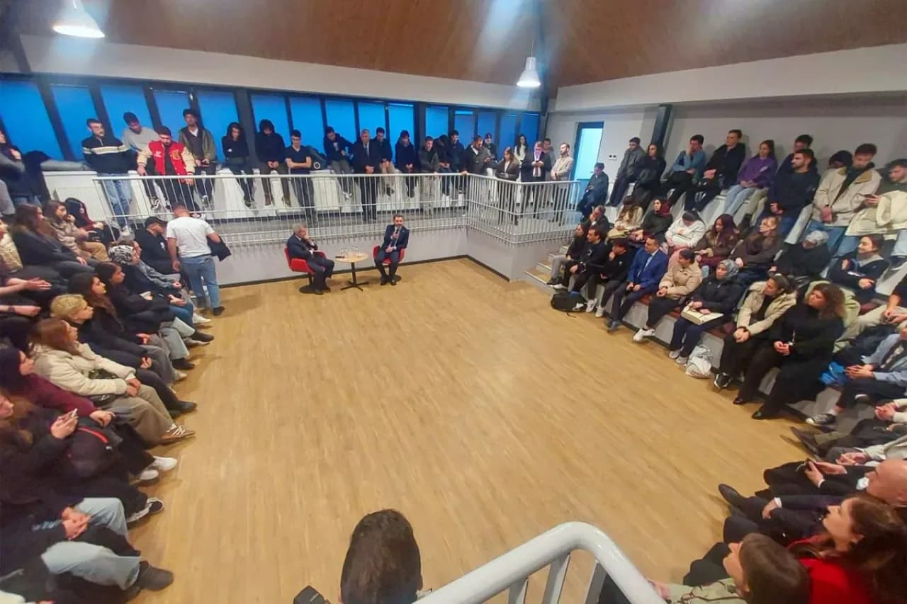 Atılım Üniversitesi'nde Rektör ve Öğrenciler Akademik Kariyer Üzerine Buluştu