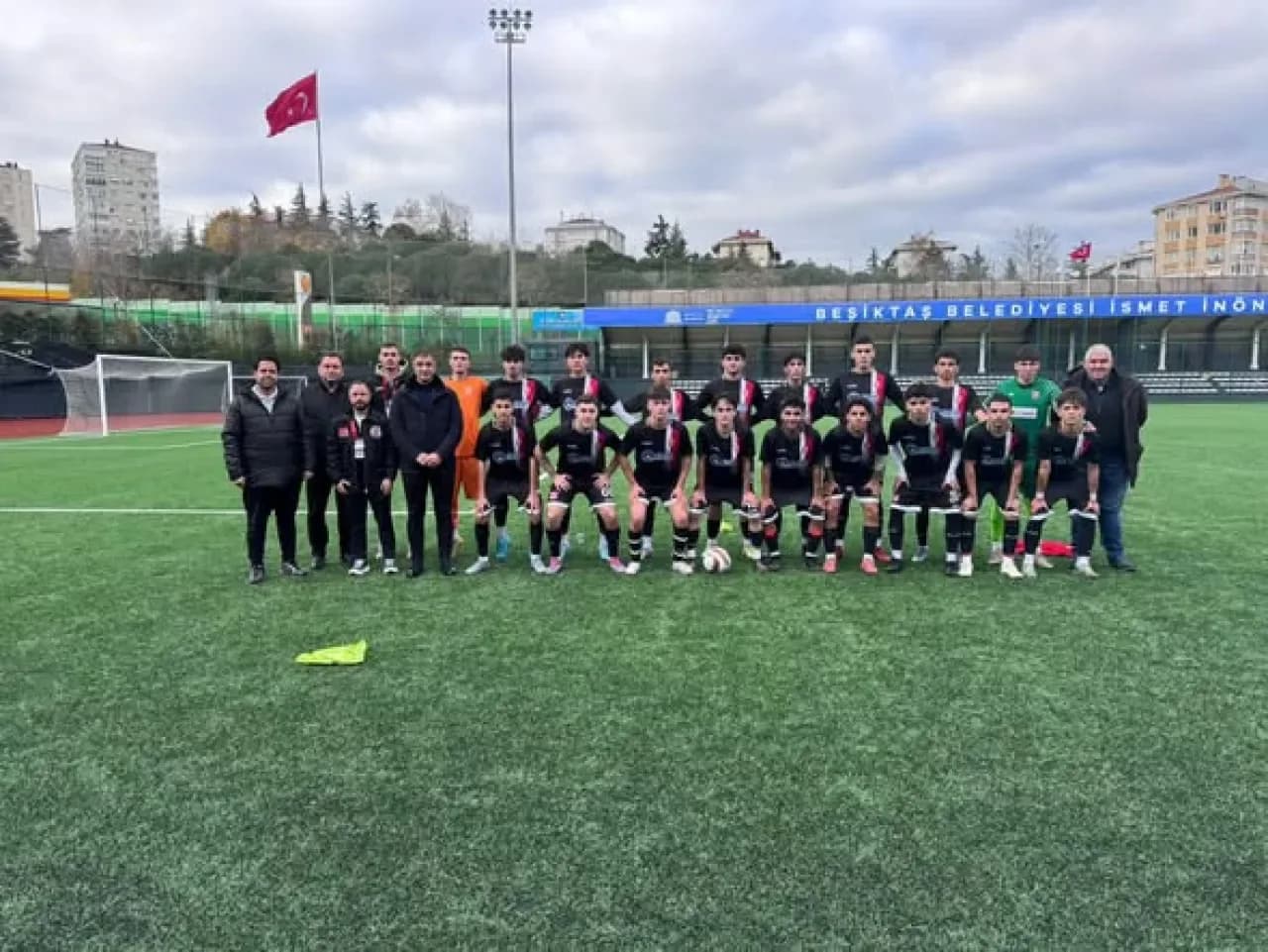 CHP'li Yöneticiler Dikilitaş Spor - Zeytinburnu Yıldız Spor Maçını Tribünden İzledi CHP'li Yöneticiler Dikilitaş Spor - Zeytinburnu Yıldız Spor Maçını Tribünden İzledi
