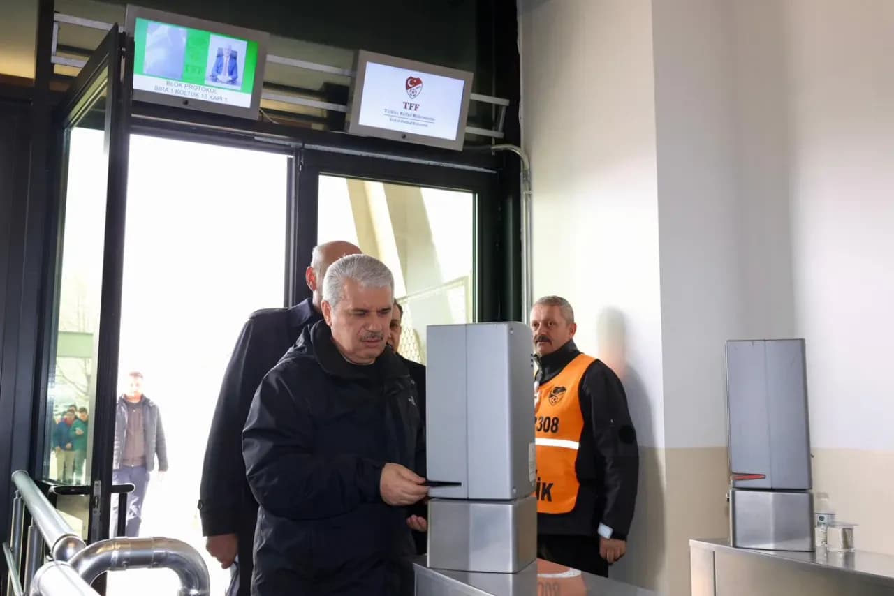 Vali İbrahim Akın, Konyaspor'un Kayserispor Maçını Tribünden İzledi