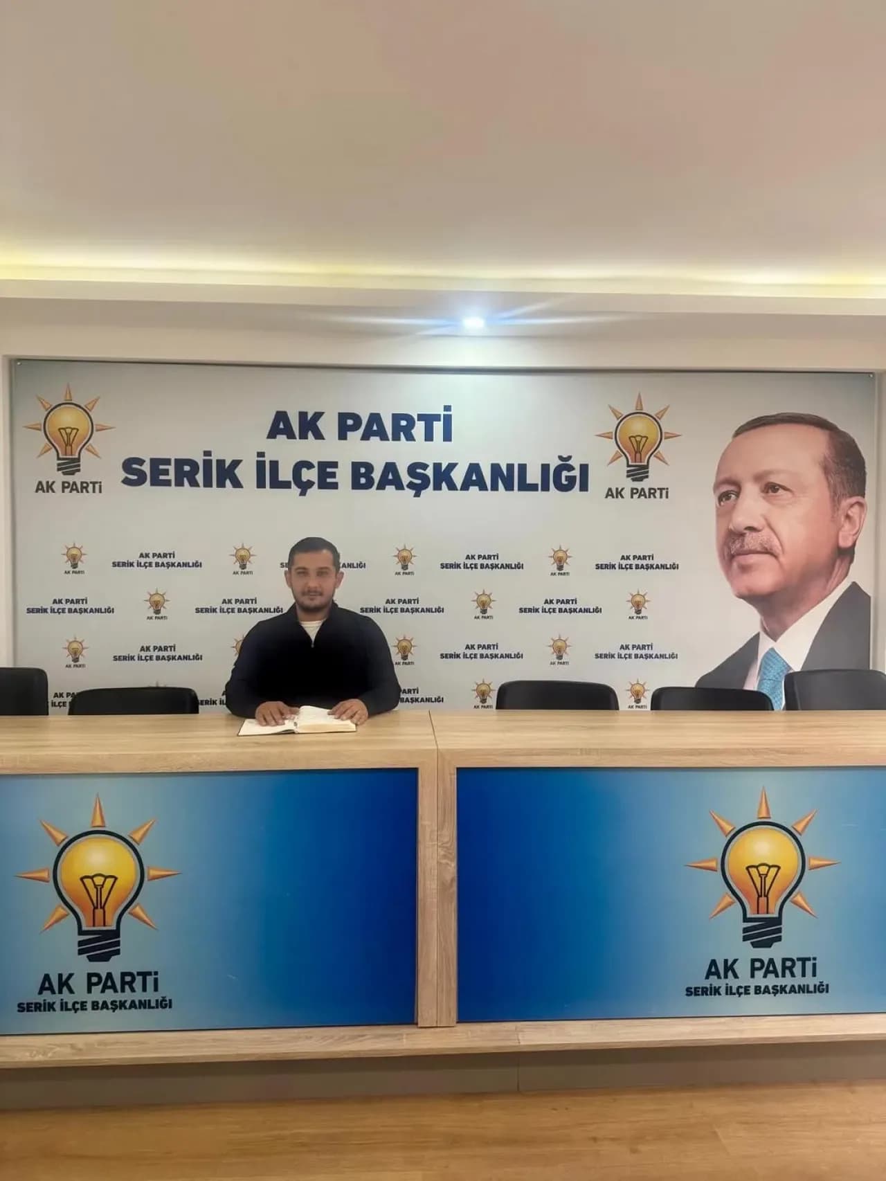 Serik AK Parti İlçe Başkanlığı'nda Fatih Kuşcu Nöbetçi Başkan Olarak Görev Yapıyor Serik AK Parti İlçe Başkanlığı'nda Fatih Kuşcu Nöbetçi Başkan Olarak Görev Yapıyor