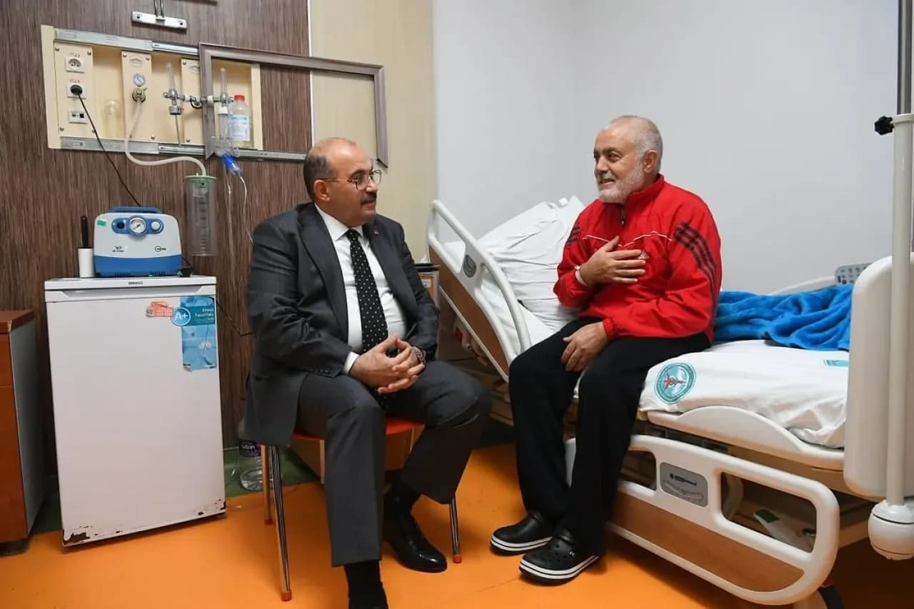 Balıkesir Valisi Ustaoğlu, Hastanede Tedavi Gören Gazeteciler Cemiyeti Başkanı Demir'i Ziyaret Etti Balıkesir Valisi Ustaoğlu, Hastanede Tedavi Gören Gazeteciler Cemiyeti Başkanı Demir'i Ziyaret Etti