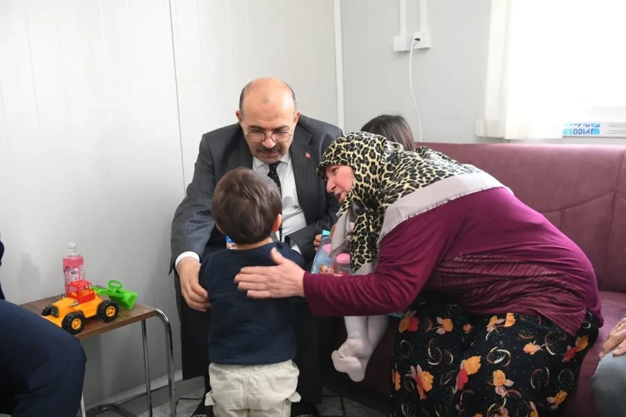 Sındırgı Depremzedeleri Ziyaret Eden Vali Ustaoğlu, Geçmiş Olsun Mesajı Verdi Sındırgı Depremzedeleri Ziyaret Eden Vali Ustaoğlu, Geçmiş Olsun Mesajı Verdi