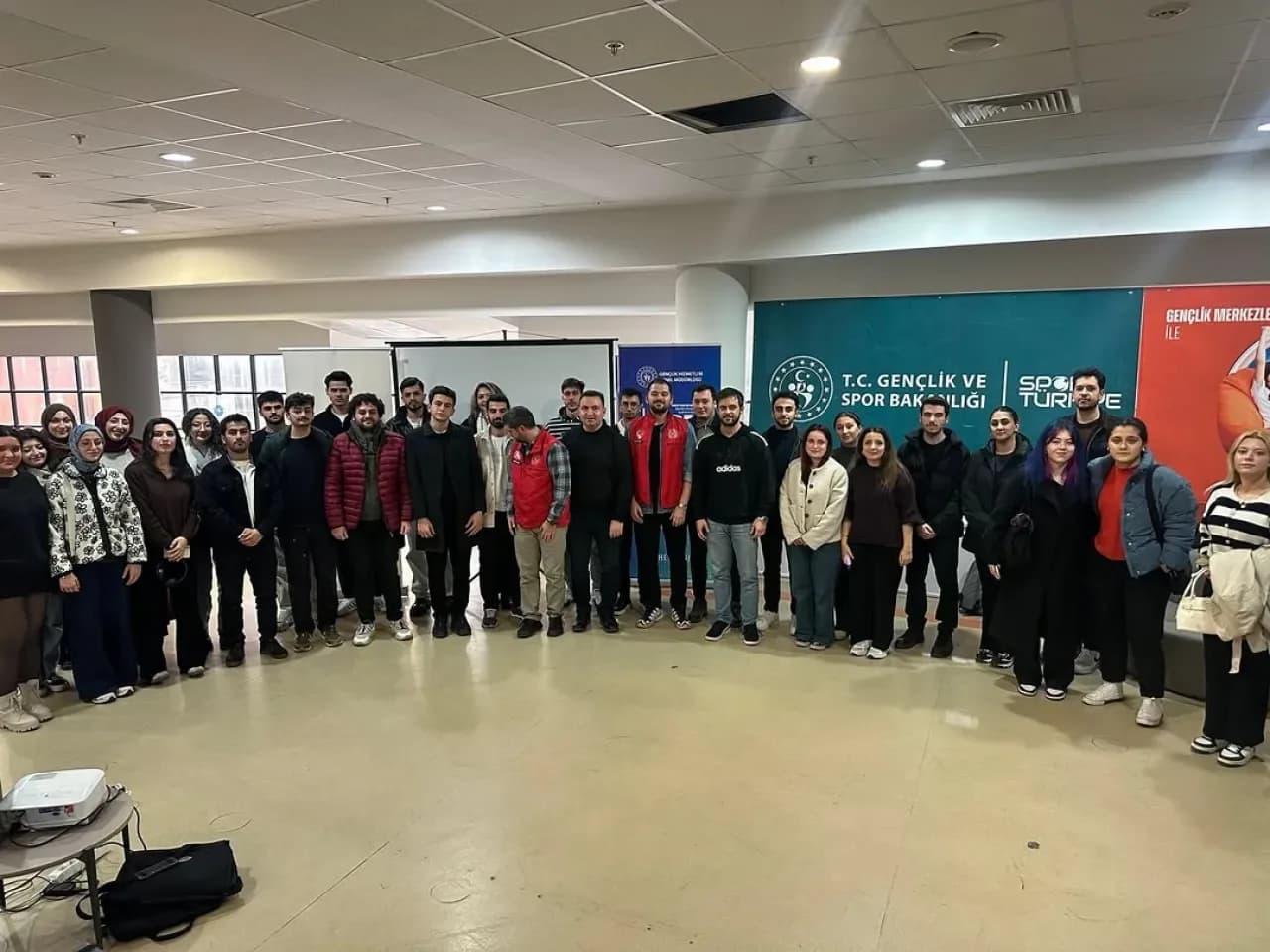 Kocaeli Üniversitesi'nde Gençlik Merkezi ve Kulüpler Arasında Güçlü İş Birliği Kocaeli Üniversitesi'nde Gençlik Merkezi ve Kulüpler Arasında Güçlü İş Birliği
