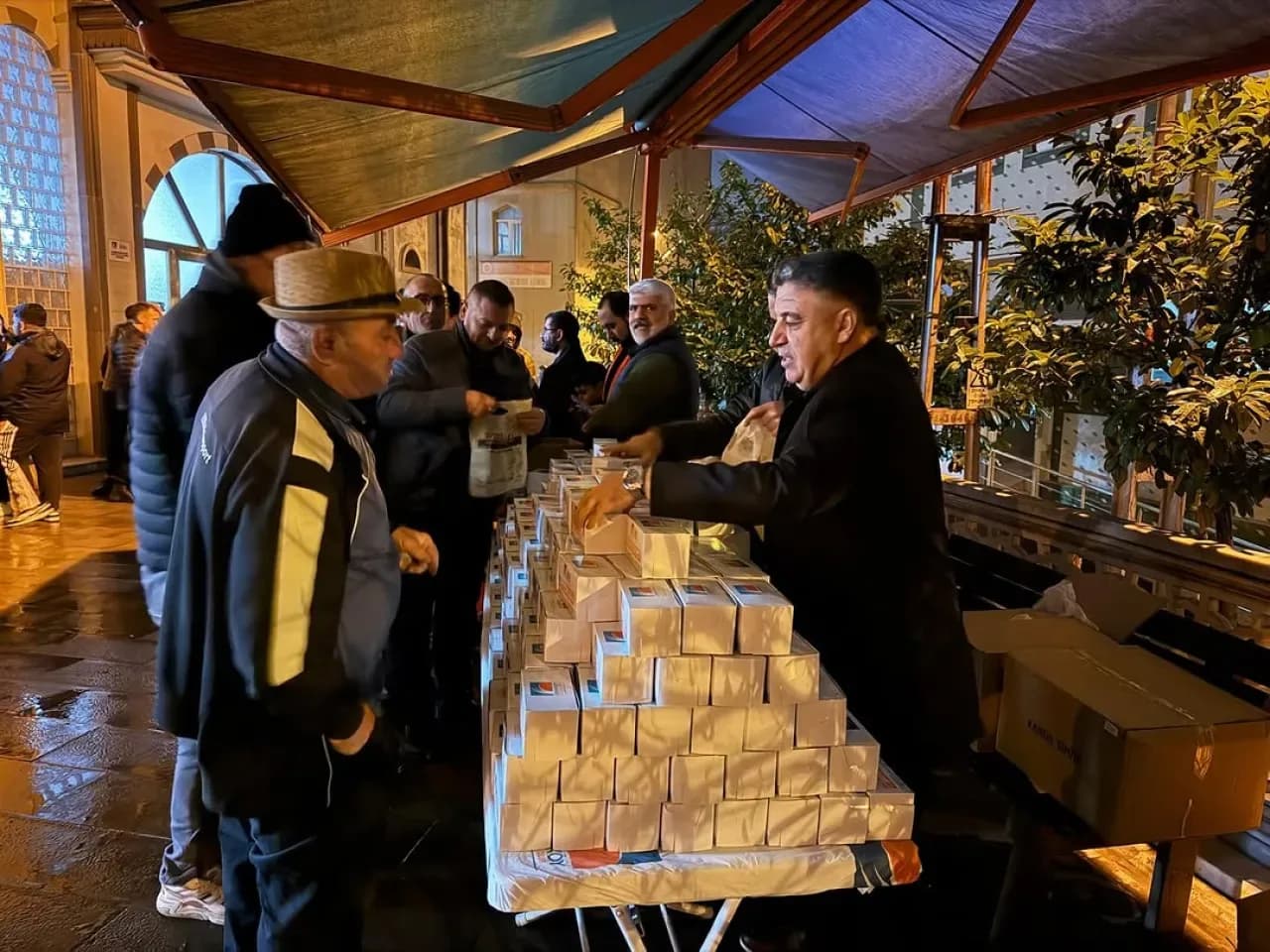 Çekmeköy'de Regaib Kandili, Simit İkramıyla Anlamlandırıldı