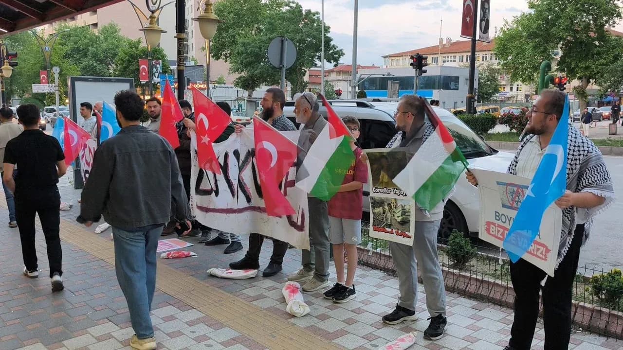 Kütahya'da Kararlılık Sürüyor: Burger King Boykotunda 24. Hafta Kütahya'da Kararlılık Sürüyor: Burger King Boykotunda 24. Hafta