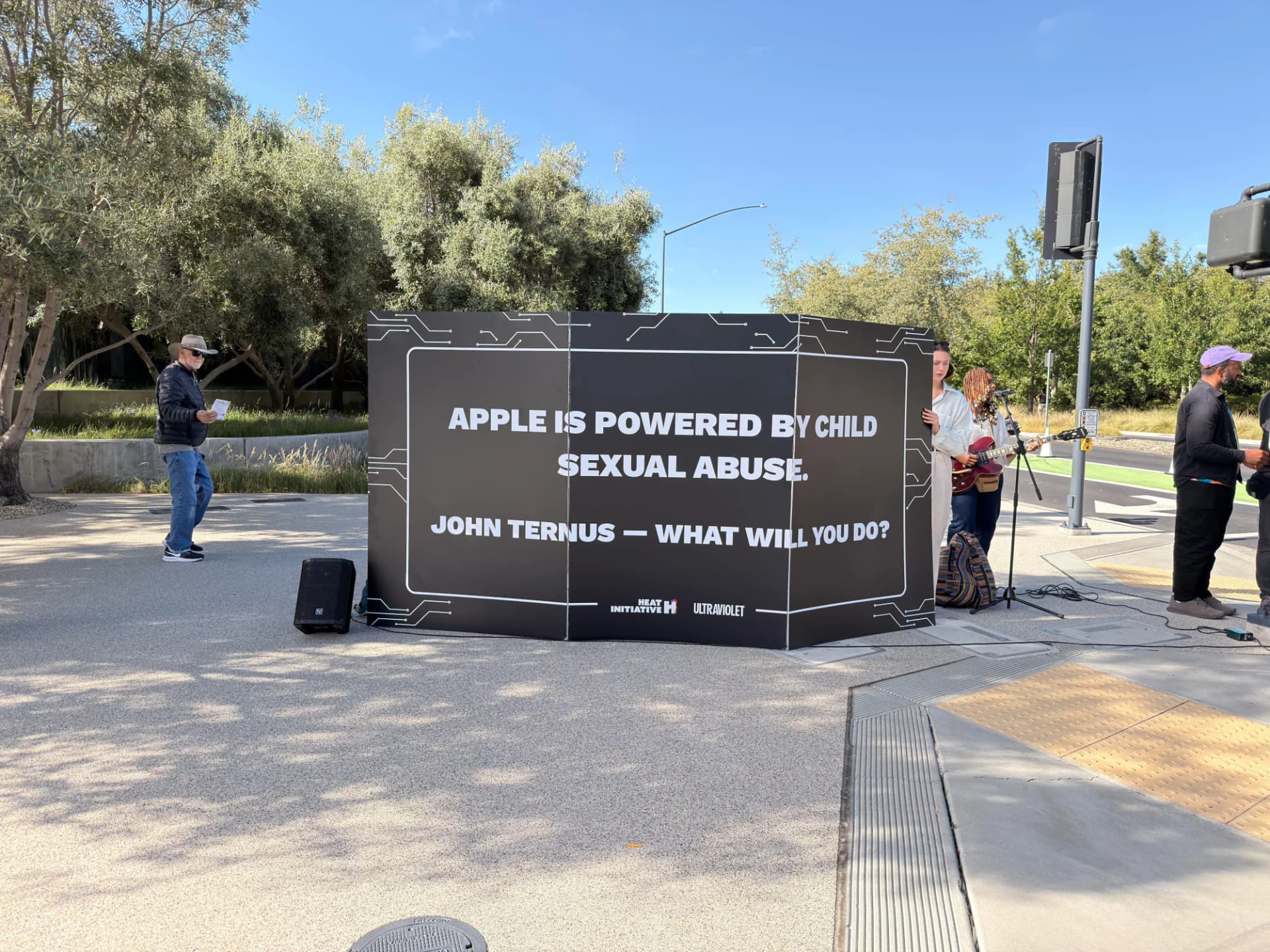 Apple WWDC Konferansı Önünde Protesto: 'Nudify' Uygulamaları ve Çocuk Güvenliği Tartışması