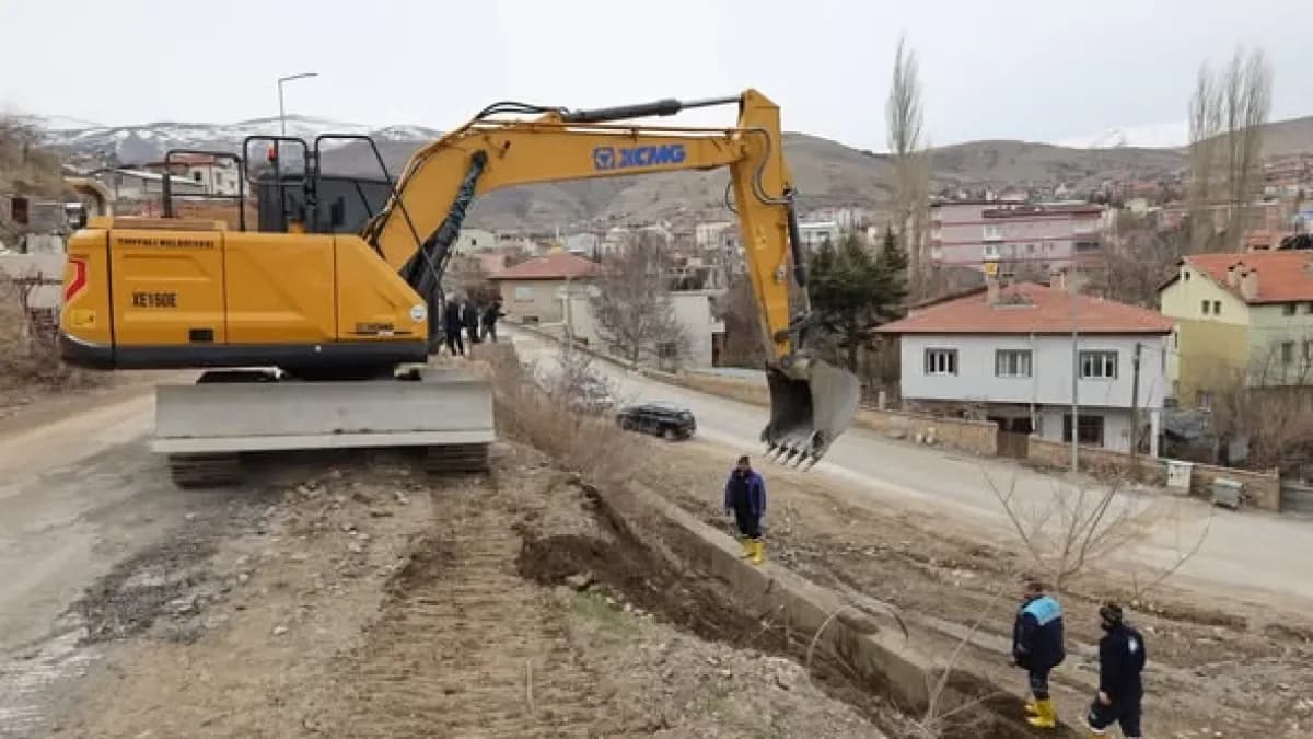 Yahyalı Belediye Başkanı Esat Öztürk Kuzboyacılı Sokak'taki Yol Çalışmasını Yerinde İnceledi Yahyalı Belediye Başkanı Esat Öztürk Kuzboyacılı Sokak'taki Yol Çalışmasını Yerinde İnceledi