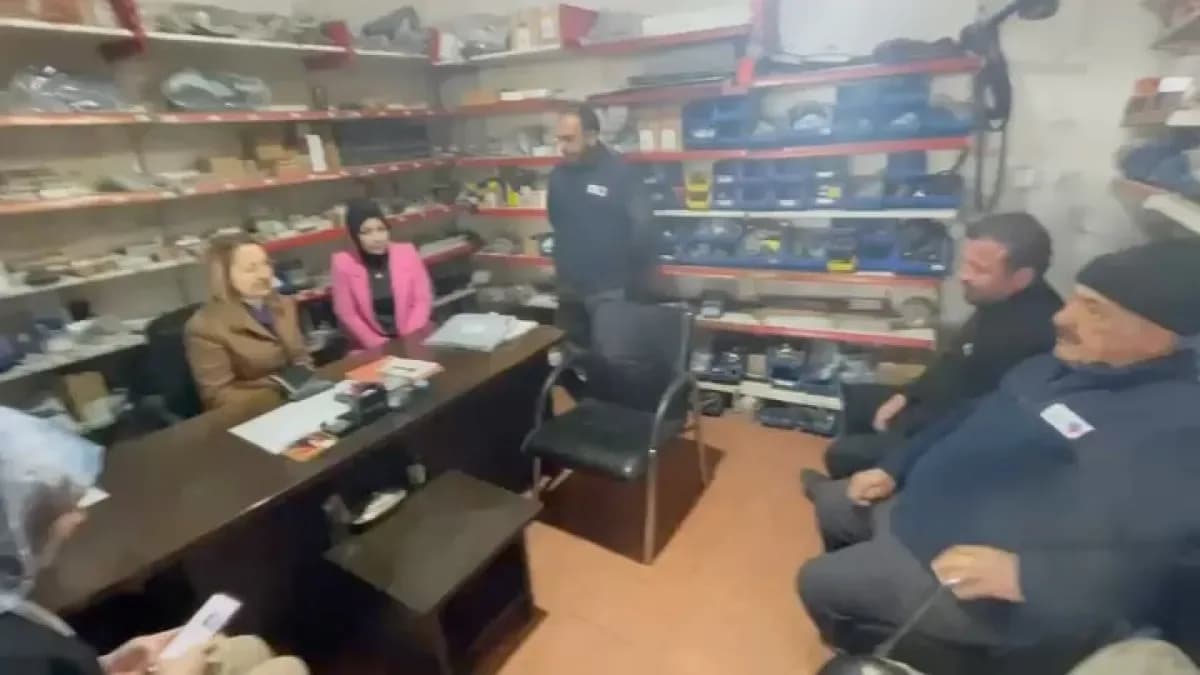 Milletvekili Bakbak'tan Araban'da Esnaf Ziyareti: Traktör Servisi'nde Ne Konuşuldu? Milletvekili Bakbak'tan Araban'da Esnaf Ziyareti: Traktör Servisi'nde Ne Konuşuldu?