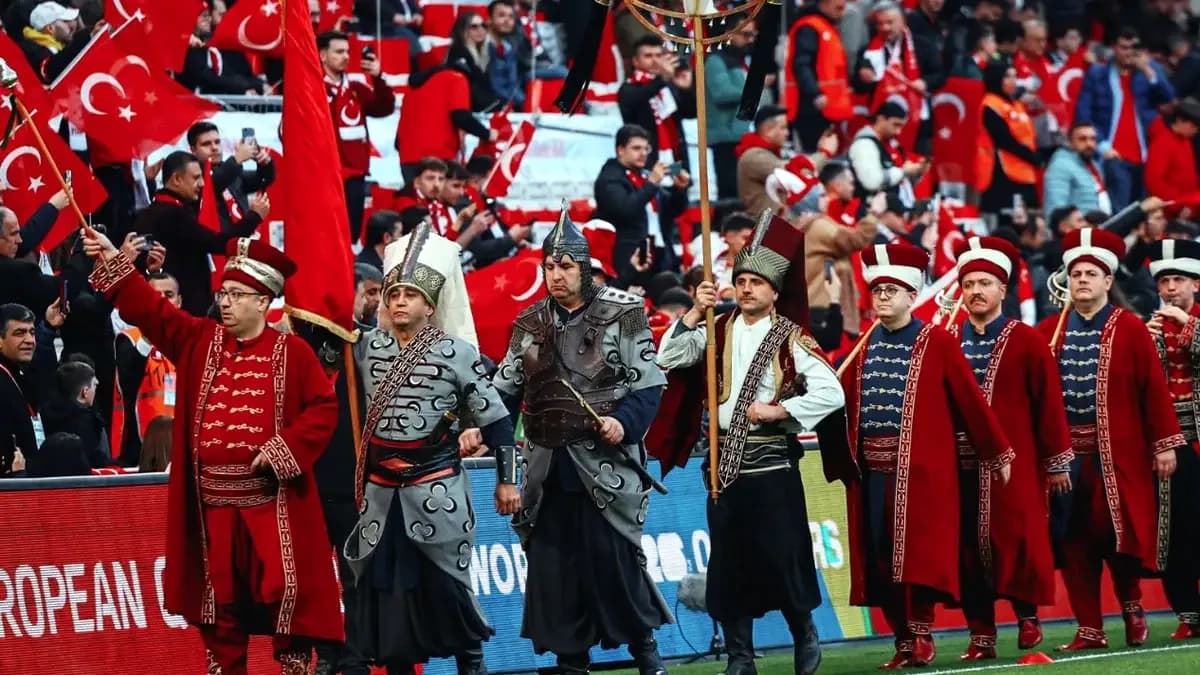 Mehter Takımı Sahaya İndi: Tribünler "Cendere"yle Ayağa Kalktı