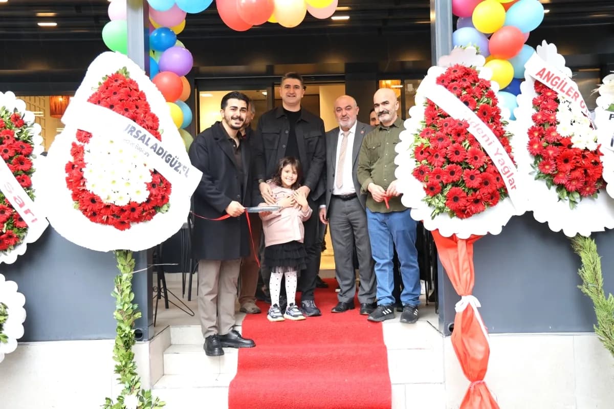 Ataşehir'de Yeni Döner İşletmesi Açıldı: İçerenköy'de Umut Döner Açılışı