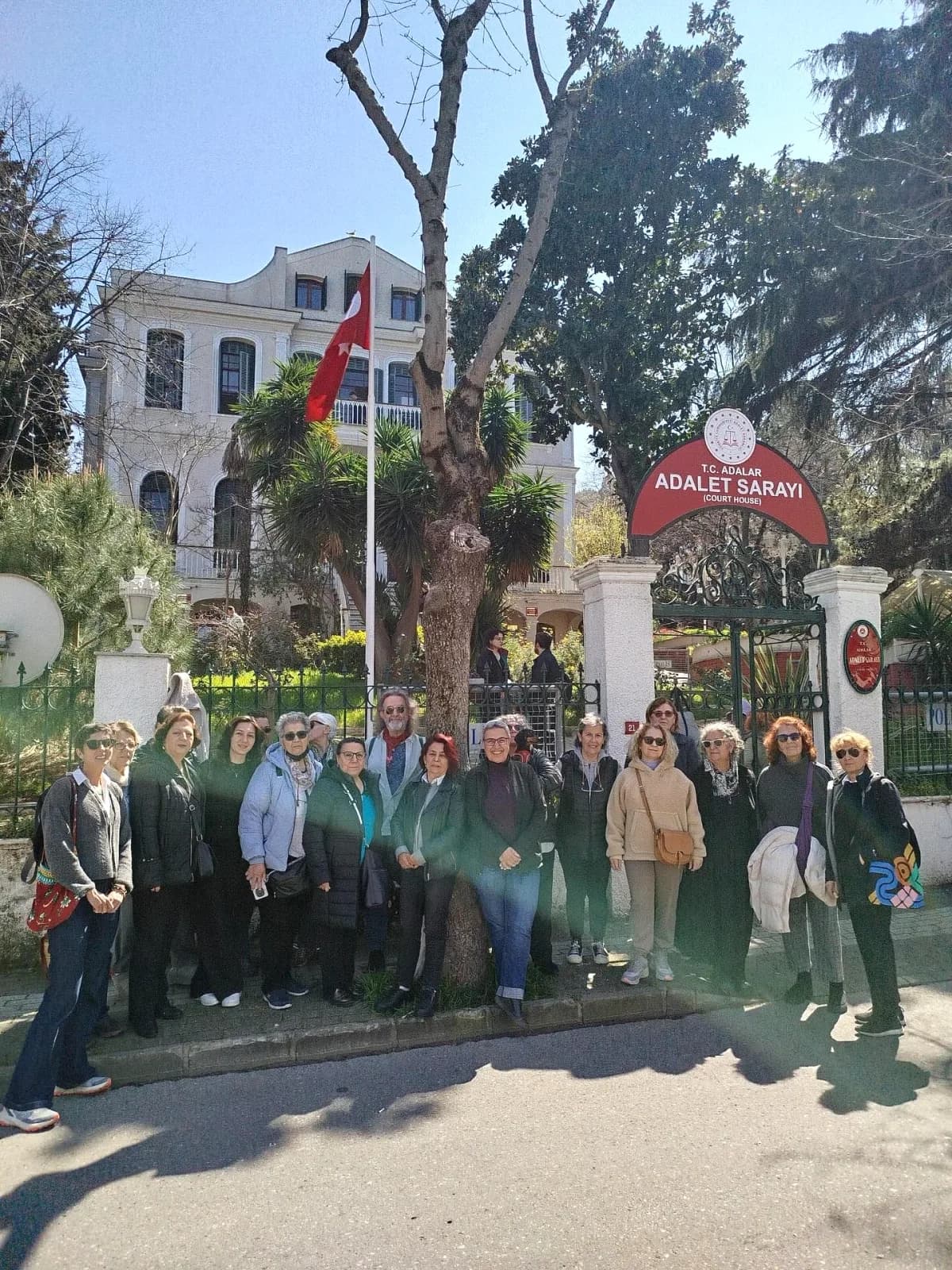 Adalar'da Şiddet Mağduru Kadının Boşanma Davası: CHP Kadın Kolları Yanında