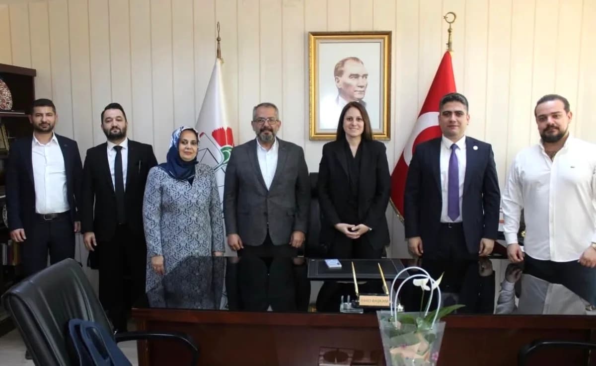 Yalova'da Avukatlar Günü Coşkusu: Anahtar Parti'den Anlamlı Ziyaret Yalova'da Avukatlar Günü Coşkusu: Anahtar Parti'den Anlamlı Ziyaret