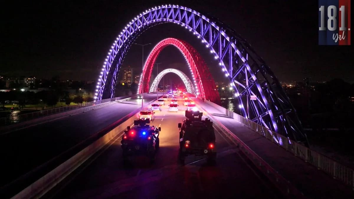Adana'nın Simgeleri Polis Teşkilatının Renkleriyle Aydınlandı Adana'nın Simgeleri Polis Teşkilatının Renkleriyle Aydınlandı